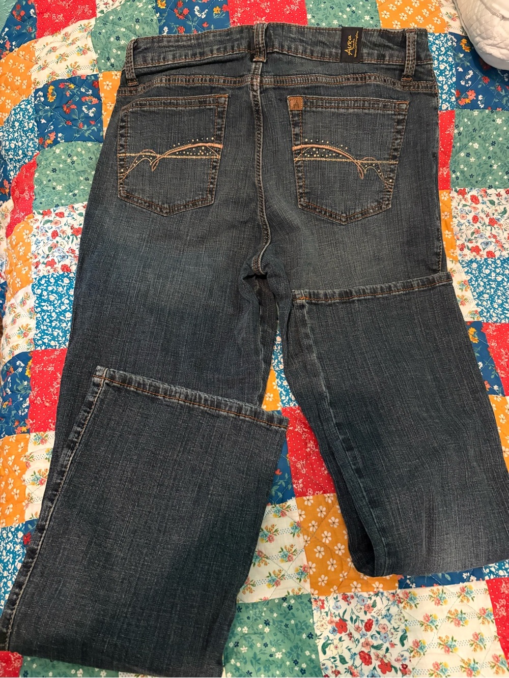 Aura by Wrangler Size 12 Average Length
Dark Wash Women’s Jeans